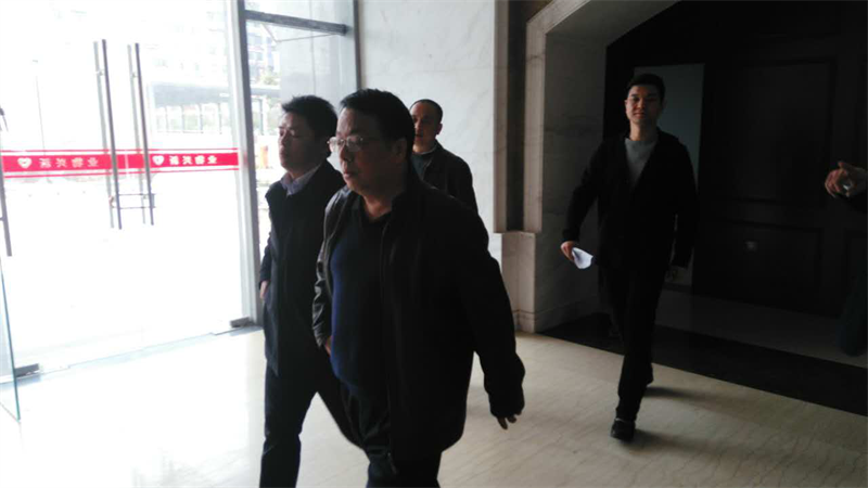 集團(tuán)公司總經(jīng)理萬(wàn)先逵、副總經(jīng)理周志宏一行親臨利民佳苑小區(qū)現(xiàn)場(chǎng)指導(dǎo)工作